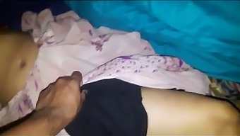 インドの美女が配偶者とセックスの準備をする
