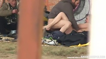 Τσέχος Ερασιτέχνης Τρίο Συμμετέχει Σε Δημόσιο Σεξ Και Ηδονοβλεψία
