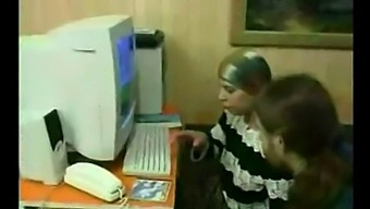 Ruský Pár Zkoumá Swingování Se Svými Sousedy