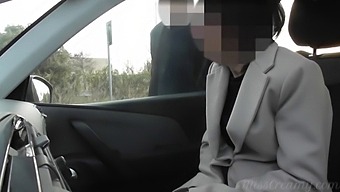 Воајер После Посла Ужива У Јавном Сексу И Дркању На Јавном Паркингу.