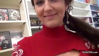 Младу Немачку Приправницу Јебе На Камери Власник Продавнице.