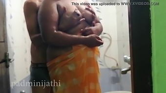 Pár Se Intimně Stýká Ve Sprše Při Jejich První Noci