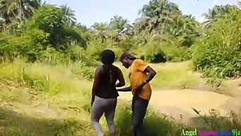 Okoro, Le Chasseur Appliqué, Entretient Des Relations Intimes Avec Une Superbe Femme Locale Africaine Tout En S'Occupant De Sa Ferme. Malgré Son Membre Important, Il Atteint Presque L'Orgasme Alors Que Le Frère De Son Époux Enregistre Secrètement Leur Rencontre. Regardez La Vidéo Complète Sur Red.