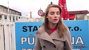 Добро Обдарени Момци Пуне Уста Секретарици На Јавном Паркингу.