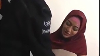 Ibu Rumah Tangga Arab Berpayudara Besar Menikmati Seks Dewasa Dengan Pria Muda