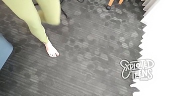Remaja Kurus Dalam Celana Yoga Memberikan Blowjob Yang Menggoda