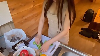三个男人加入迷你裙女孩的玩耍时间
