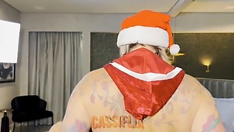 La Signora Claus Mostra Il Suo Sexy Sedere A Un Giovane Ben Dotato. Guarda Il Contenuto Esplicito Su Cassiflix