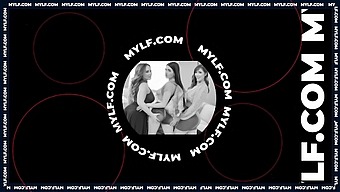 完美无瑕的熟女穿着性感的内衣在网络摄像头上勾引继子