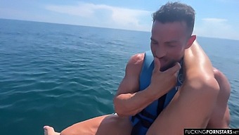 Lihat Mackenzie Mace Menjadi Liar Di Jet Ski Dan Menerima Cumshot Besar