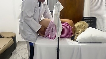 아름다운 배우자가 친밀한 부위에서 성적인 향상을 사용하여 음란한 Ob-Gyn을 유혹하여, 카메라에 담긴 욕망적인 만남을 합니다.