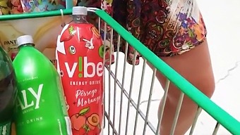 Offentligt Viser Jeg Mine Balder I Supermarkedet Og Udfører Oralsex På En Medarbejder I Et Afsides Område