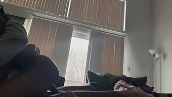Amatérský Pár Se Vášnivě Šuká Na Gauči
