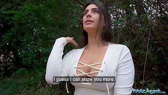 Tru Kait Mendapatkan Vaginanya Yang Basah Diisi Dengan Kontol Besar Di Tempat Umum