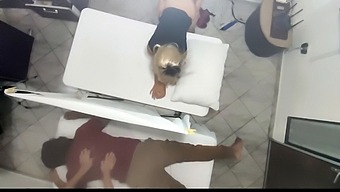 Masáž Páru Se Promění V Erotickou Trojku S Účastí Manželky.
