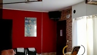 Moja Żona Uprawia Seks Z Młodym Nieznajomym Za Gotówkę.
