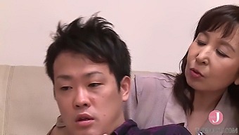 介绍松井玲子,一个淫荡的继奶奶的亲密之旅