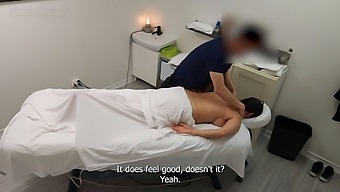 Emma和她的按摩师,一个丰满而骚浪的熟女,再次回归