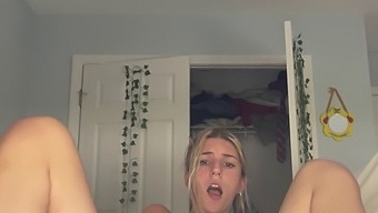 Nevinná 18letá Dívka Se Doma Přistihne Při Orgasmu Z Prstění
