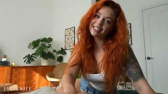 Sinatra Monroes Stora Bröst Och Röda Hår Gör Henne Till En Het Tjej Som Gillar Att Ha Sex Med Sin Cuckold-Pojkvän.