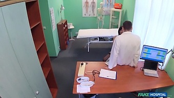 زوجة خائنة تمارس الجنس مع طبيبها فور مغادرة زوجها المنزل - مستشفى مزيف