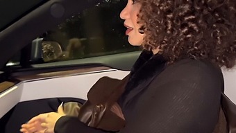 בעלה של האישה האיטלקייה הצעירה מארגן לה סקס עם גבר אחר במכונית.